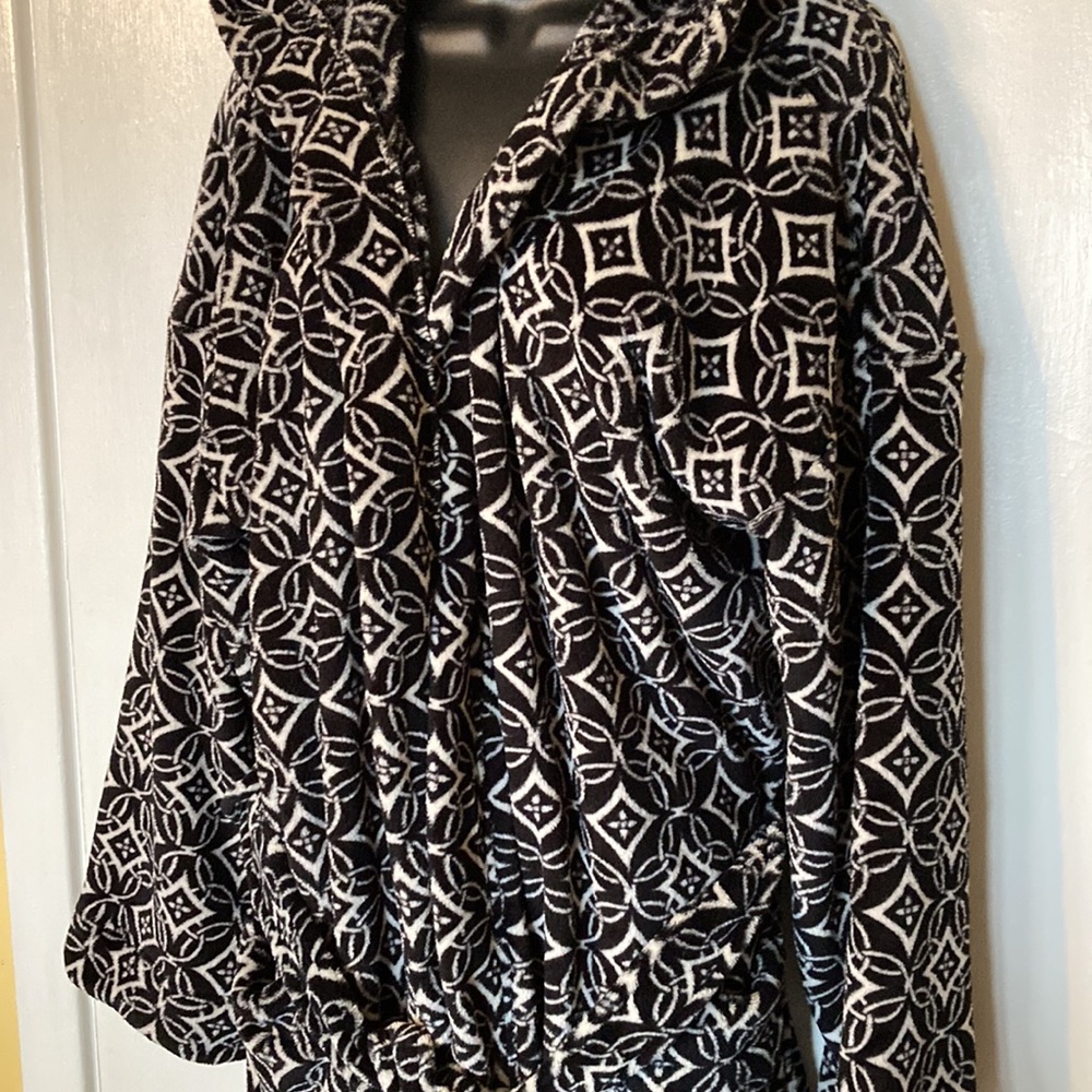 Vera Bradley Black and White Graphic Geometric Hooded Ultra Soft Fleece Robe - Picture 4 of 9